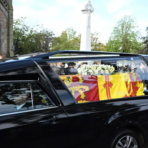 Los-restos-mortales-de-Isabel-II-salieron-del-castillo-escoces-de-Balmoral.jpg ,