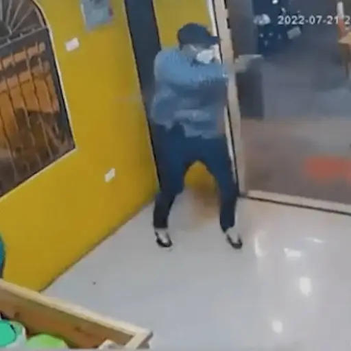 Hombre-se-enfrenta-a-balazos-con-ladron-y-evita-asalto-en-negocio-.png ,