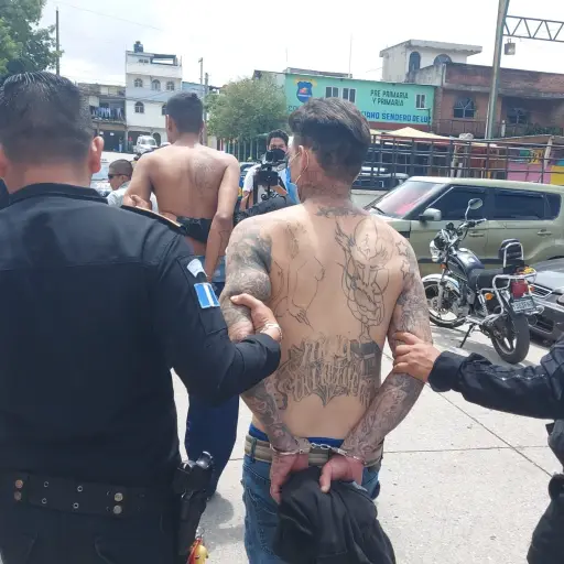 Caen-mareros-rivales-en-la-colonia-Villalobos-I-a-scaled-1.jpg ,