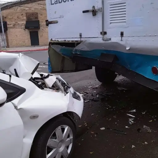 Automovilista-se-estrella-contra-laboratorio-movil-en-campos-del-Roosevelt-990x557-1.jpg ,