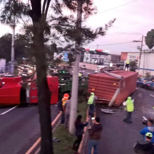 accidente-de-transito-trailer-volcado-periferico-31-agosto-2022-pmt.jpg ,