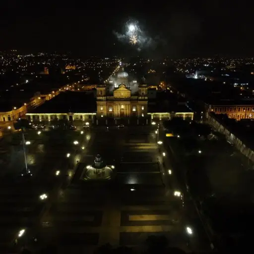 ciudad-luz-iluminacion-plaza-constitucion-1.jpg ,