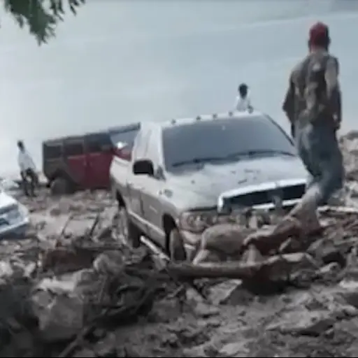 Carros-atrapados-entre-piedras-y-lodo-a-orillas-de-la-laguna-de-Ayarza-1.png ,