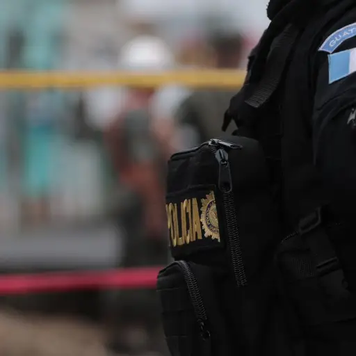 busqueda-de-mujeres-en-socavamiento-hundimiento-en-zona-6-de-villa-nueva-lluvias-y-desastres-en-guatemala-28-de-septiembre-2022-foto-alejandro-chet-publinews-6.jpeg ,