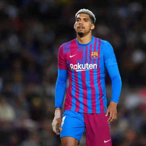 ronald-araujo-sufre-conmocion-cerebral-en-partido-barcelona-emisoras-unidas-2.jpg ,