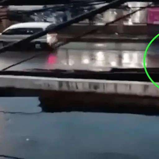 Momento-en-que-cayo-uno-de-los-vehiculos-al-agujero-de-Villa-Nueva.png ,