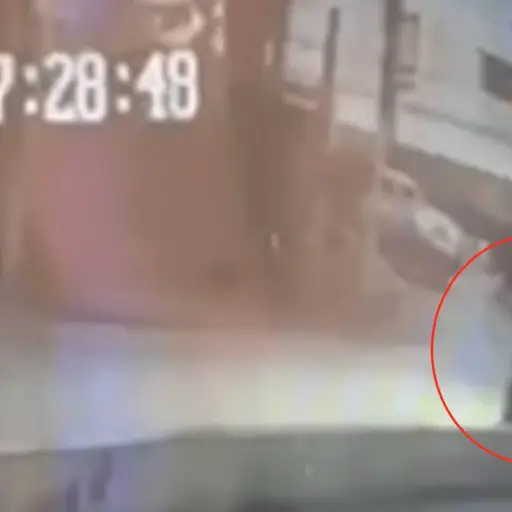 Momento-en-que-carro-sedan-se-hunde-en-el-hundimiento-de-Villa-Nueva.png ,