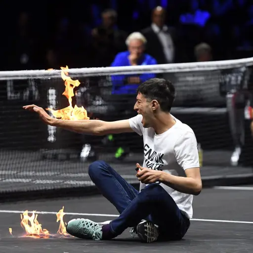 Activista-se-quema-el-brazo-en-la-Laver-Cup-3-scaled-1.jpg ,