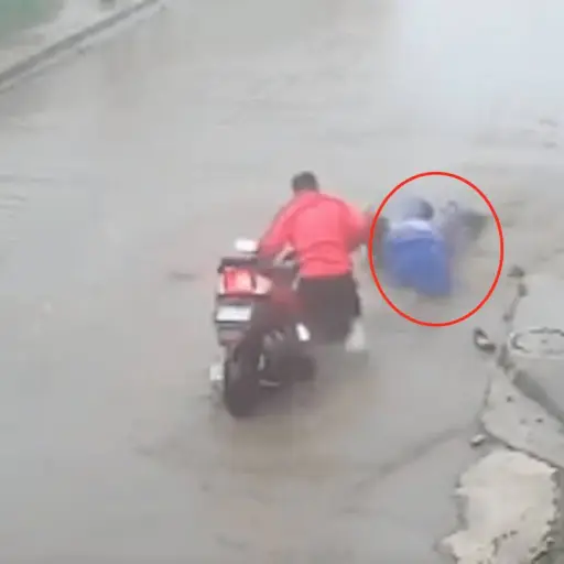 Calle-inundada-provoca-que-motorista-y-su-acompanante-se-accidenten-.png ,