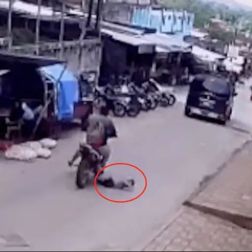 Nino-jugaba-a-cruzarse-la-calle-y-es-arrollado-por-moto-en-Alta-Verapaz-1.png ,