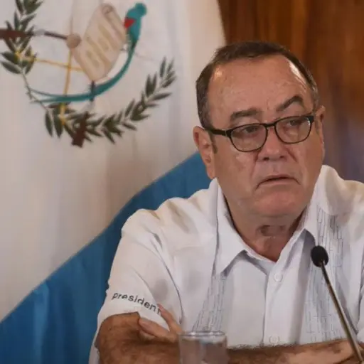 giammattei-habla-grietas-carretera-el-salvador.jpg ,