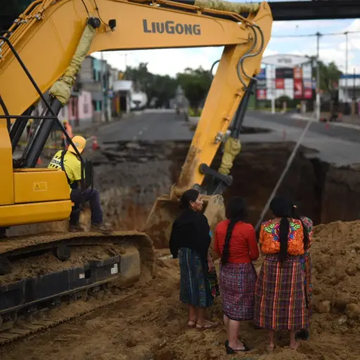 hundimiento-hundimientos-hoyos-en-zona-6-villa-nueva-plaza-26-de-septiembre-2022-foto-edwin-bercian-publinews-4.jpg ,