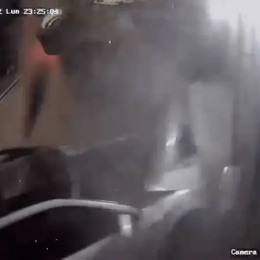 impactante-momento-en-que-camion-choca-contra-clinica-en-Villa-Nueva-.png ,