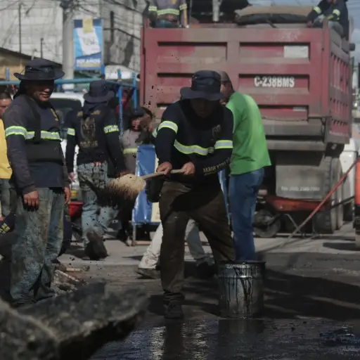 trabajo-en-calle-real-zona-1-de-villa-nueva-por-temor-a-posible-hundimiento-temporada-de-lluvia-guatemala-27-de-septiembre-2022-foto-alejandro-chet-publinews-2.jpeg ,