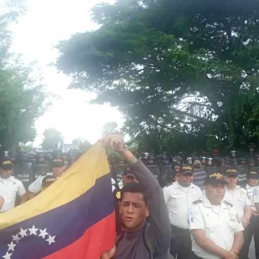 migrantes-puente-motagua-izabal.jpeg ,