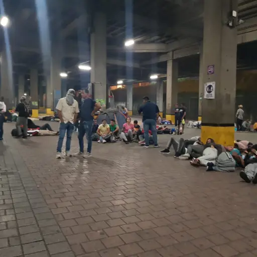 migrantes-extranjeros-para-estados-unidos-en-central-de-mayoreo-cenma-12-octubre-2022-foto-cortesia-2.jpeg ,