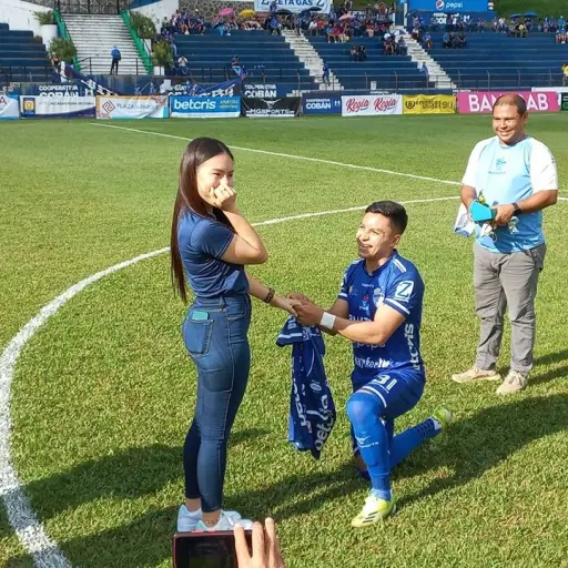 Cesar-Calderon-Jugador-de-Coban-se-compromete-en-el-estadio-Jose-Angel-Rossi-5.jpg ,