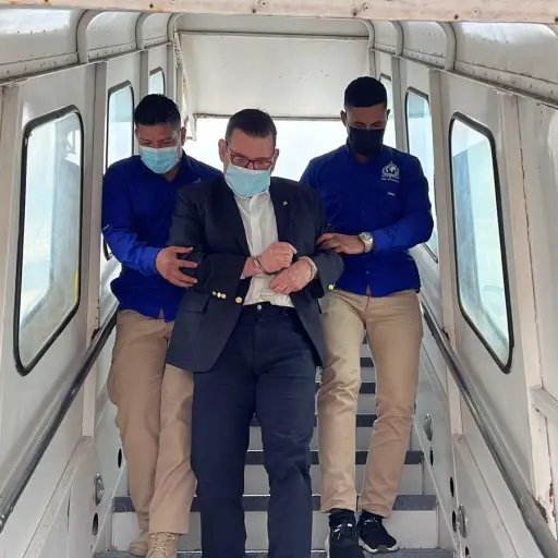 manuel-baldizon-es-deportado-en-avion-5-octubre-2022-foto-migracion-guatemala-3.jpeg ,