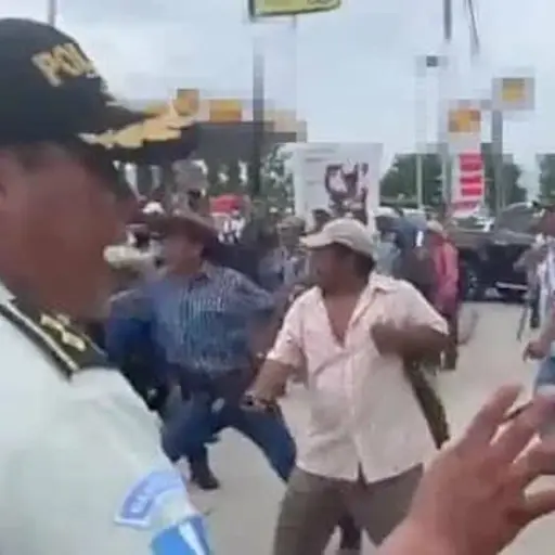 veteranos-enfrentan-con-machetes-a-la-PNC-.jpg ,