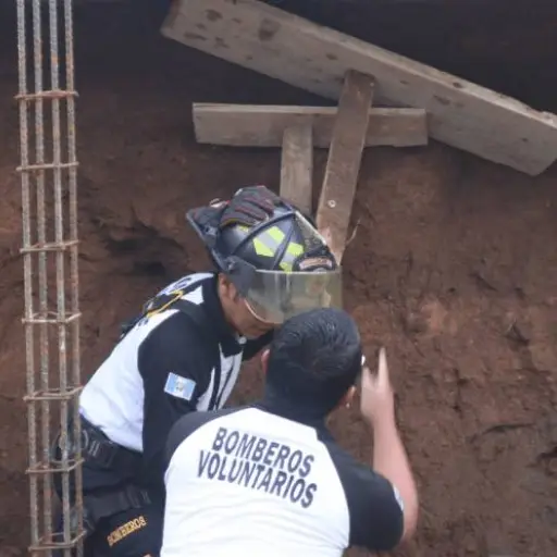 alud-tierra-obra-construccion-zona-10-oakland-septiembre-2022.png ,