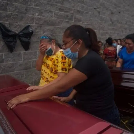 velorio-madre-e-hija-olga-y-hellen-desaparecidas-en-hundimiento-villa-nueva-30-septiembre-2022-foto-omar-solis-publinews-12.jpg ,