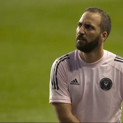 Gonzalo-Higuin-Anuncia-su-retiro-del-futbol-2-scaled-1.jpg ,