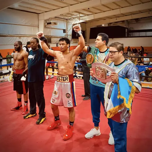 Lester-Martinez-noquea-a-Jeremie-Parks.jpg ,