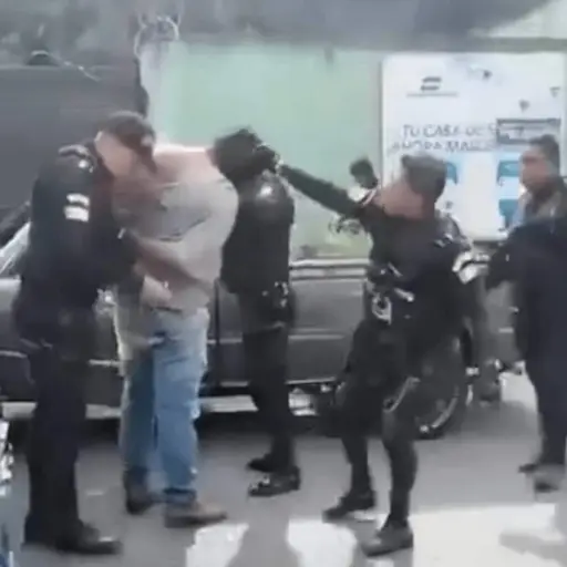 Capturan-a-agentes-de-la-PNC-que-violentaron-a-conductor-de-picop-en-San-Miguel-Petapa-.png ,