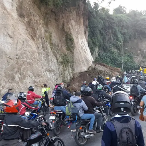 Derrumbe-de-grandes-proporciones-en-km-18-de-la-ruta-a-Ciudad-Quetzal-.jpg ,