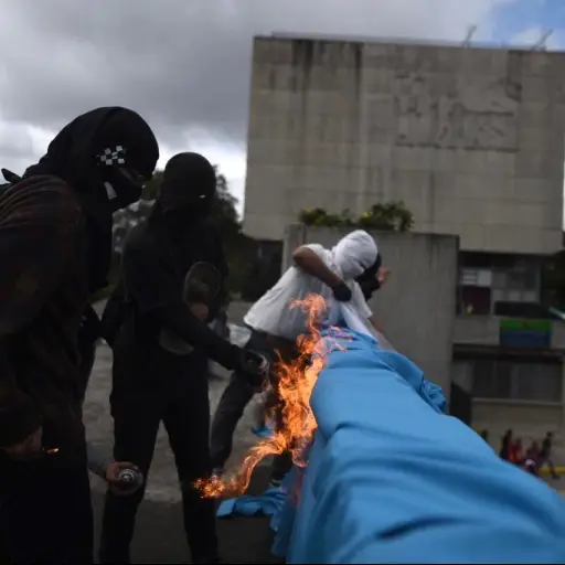 queman-bandera-frente-a-la-municipalidad-de-guatemala-dia-de-la-revolucion-danos-1.jpeg ,
