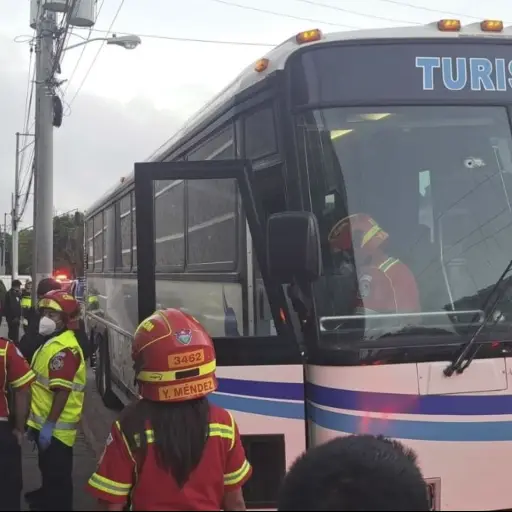 Bus-turistas-atacado-zona-10-noviembre-2022.jpg ,