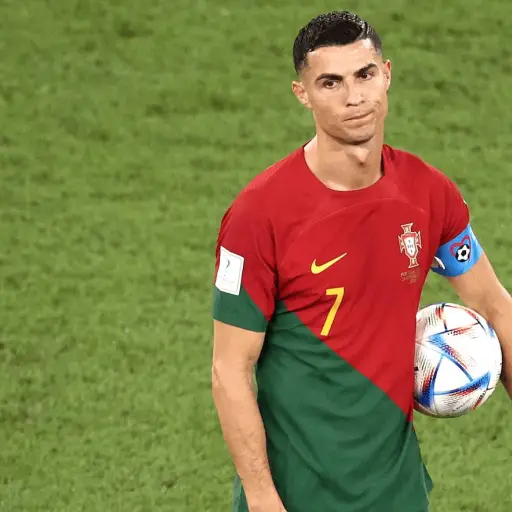 cristiano-ronaldo-saca-algo-pantaloneta-mundial-catar-2022-publinews-.png ,