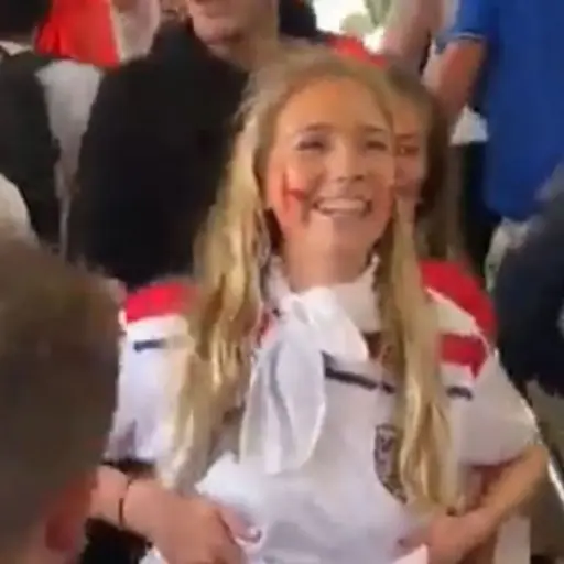 mujer-topless-qatar.jpeg ,