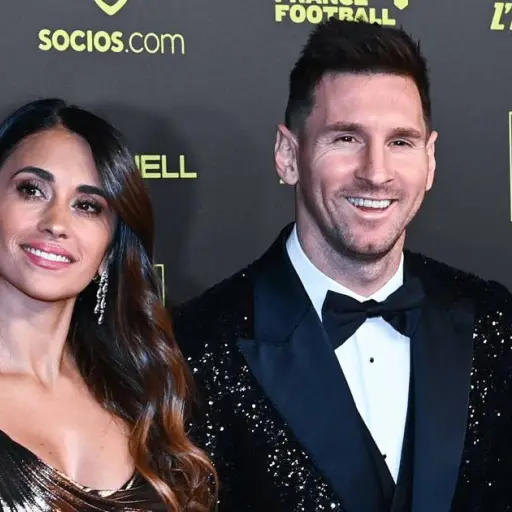 look-messi-y-antonela-roccuzzo-gala-balon-de-oro-emisoras-unidas-.png ,
