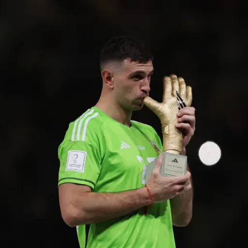 gesto-del-Dibu-Martinez-2-scaled-1.jpg ,