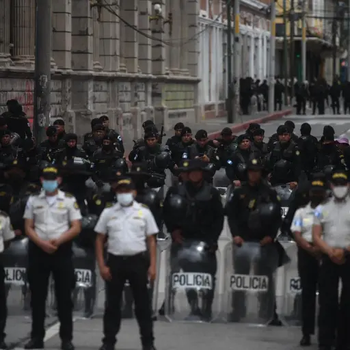 dispositivo-agentes-pnc-en-el-congreso-de-la-republica-por-manifestacion-de-codeca-21-septiembre-2022-foto-edwin-bercian-publinews-4.jpg ,