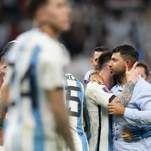 Aguero-y-Messi-abrazo-2-scaled-1.jpg ,