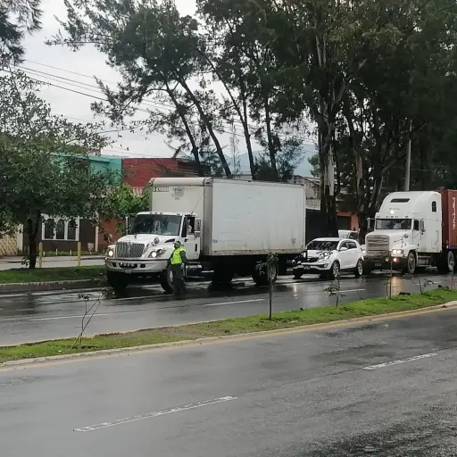 Prohiben-circulacion-del-transporte-pesado-en-paso-a-desnivel-de-Villa-Nueva.jpg ,