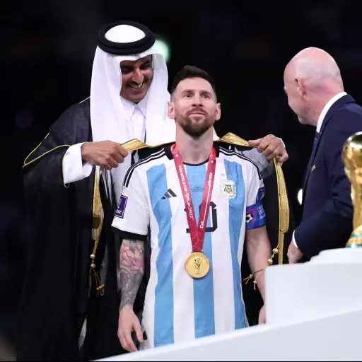 Emir-de-Qatar-coloca-un-Besht-a-Messi-3-scaled-1.jpg ,