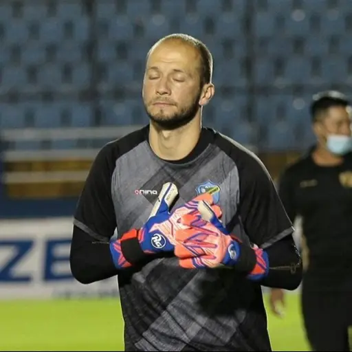 kevin-moscoso-arquero-crema.jpg ,