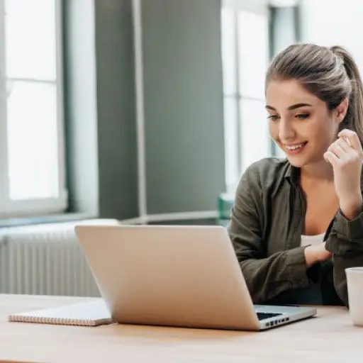 mujer-viendo-computadora-online-open-day-galileo-publinews-1.jpg ,