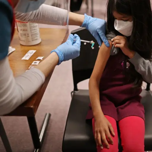 covid-19-moderna-solicita-autorizacion-vacuna-ninos-6-11-anos-publinews-2.jpg ,