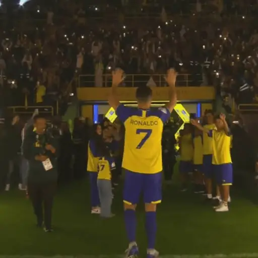 Cristiano-Ronaldo-presentaicon-con-Al-Nassr-4.png ,