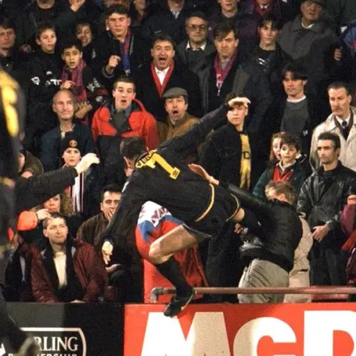 cantona-patada-a-aficionado-enero-2023.jpg ,