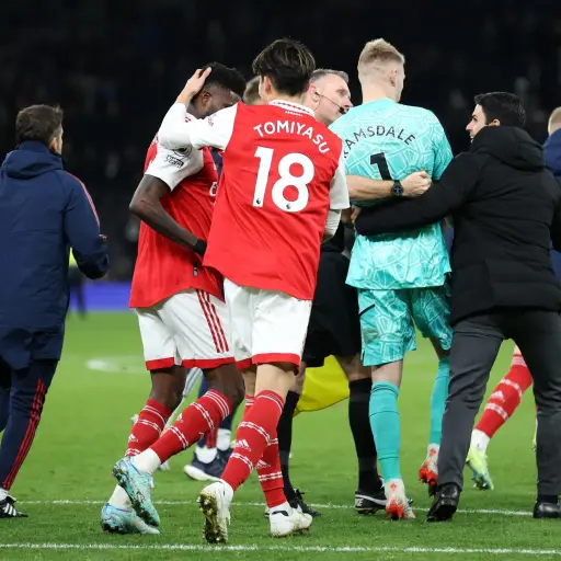 Sancionan-al-hombre-que-pateo-a-Aaron-Ramsdale-febrero-2023-2-scaled-1.jpg ,