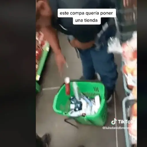 Hombre-es-descubierto-en-supermercado-cuando-entre-su-ropa-llevaba-mercaderia.png ,