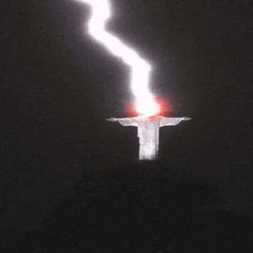 rayo-impacta-en-la-cabeza-del-Cristo-Redentor.jpg ,