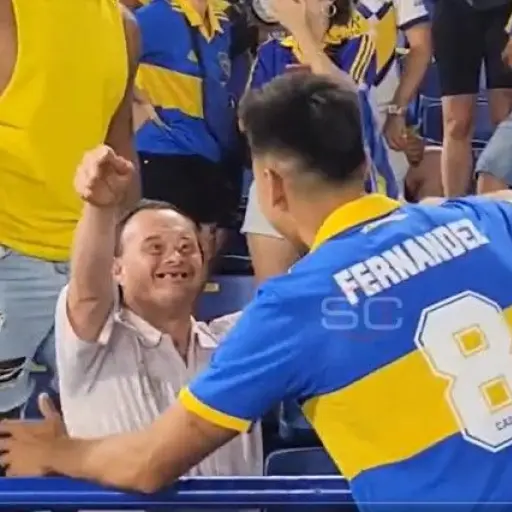 pol-fernandez-regala-camisola-a-aficionado-febrero-2023.jpg ,