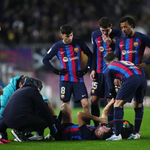 sergio-busquets-se-lesiona-con-barcelona-febrero-2023.jpg ,