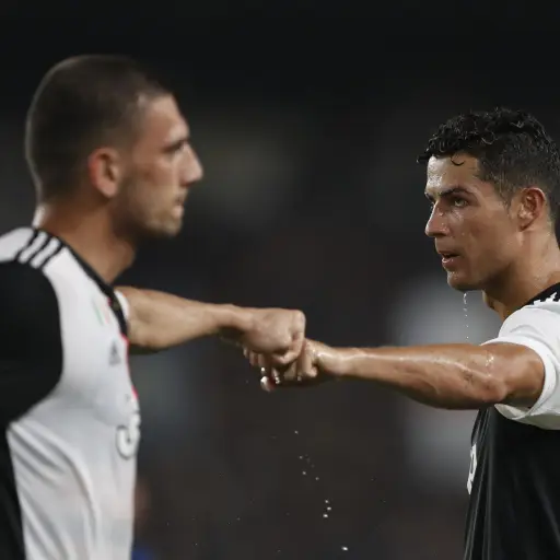 subastan-camisola-de-cristiano-para-afectados-de-turquia-febrero-2023-scaled-1.jpg ,